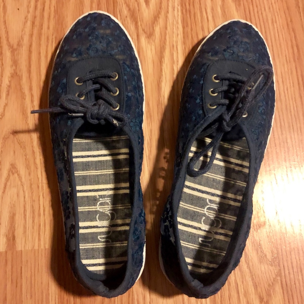 Fun and Airy Casual Sneakers - NEW - Picture 2 of 3
